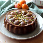Moelleux aux abricots et pâte de pistache : une recette traditionnelle revisité en France.