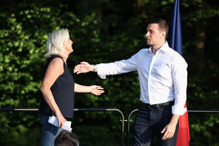 Présidentielle 2027 : Le Pen et Bardella renforcent leur alliance avant une décision judiciaire.