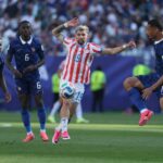 Paraguay – France : Mbappé marque, Upamecano et Saliba assurent la défense des Bleus