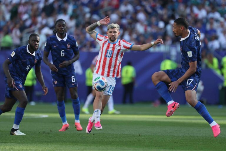 Paraguay – France : Mbappé marque, Upamecano et Saliba assurent la défense des Bleus