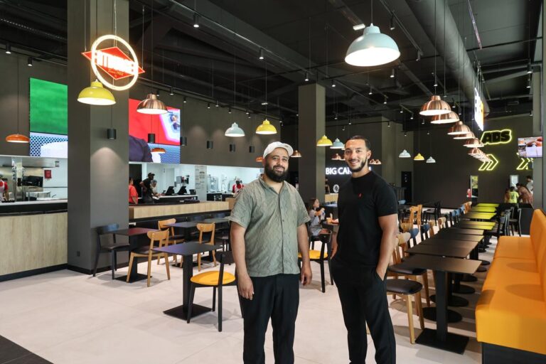 Cinq enseignes réunies dans un food court urbain à Big Canteen près de Bordeaux.