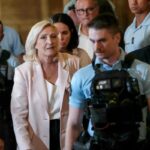 Élection présidentielle : Marine Le Pen confirme sa candidature malgré les critiques.