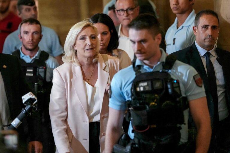 Élection présidentielle : Marine Le Pen confirme sa candidature malgré les critiques.