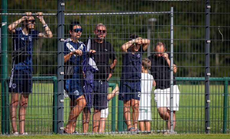 Désarroi des supporters des Girondins de Bordeaux face à la crise au Haillan.
