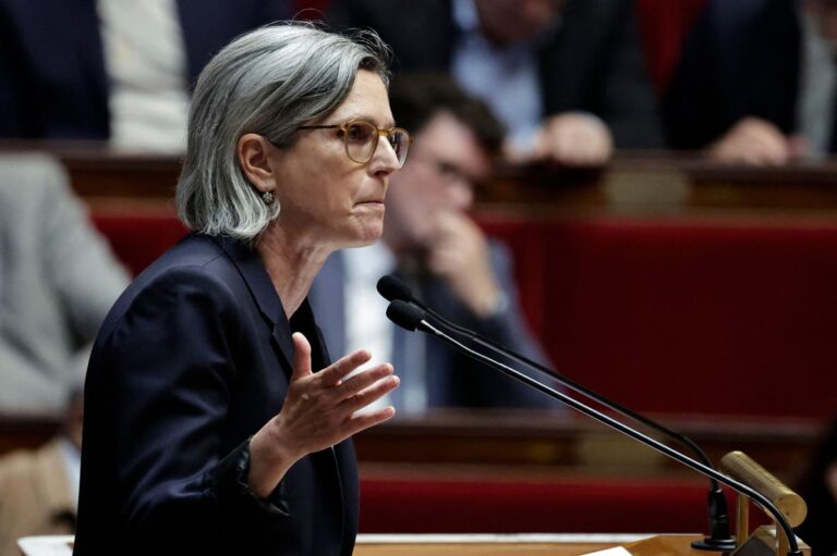 Adoption de l’aide à mourir : réactions variées après le vote en France.