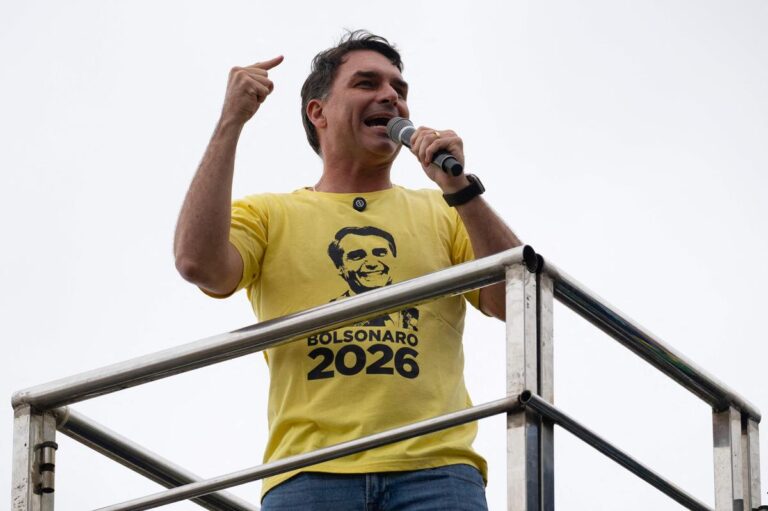 Flavio Bolsonaro annonce sa candidature à la présidence du Brésil en pleine crise politique.