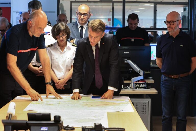 Incendie en Gironde : Emmanuel Macron visite le centre de sécurité et remercie les pompiers