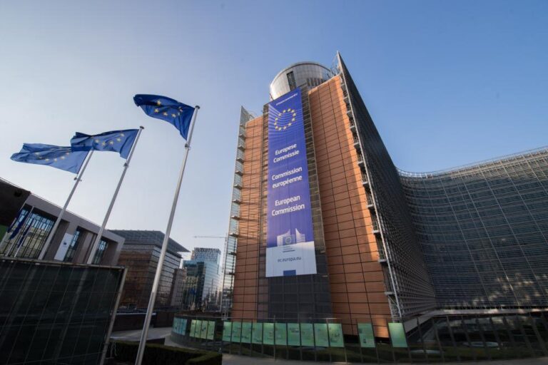 Bruxelles accorde un feu vert à Paramount-Warner sous certaines conditions.
