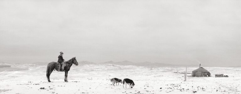 Pentti Sammallahti, photographe finlandais, présente une exposition sur la paix mondiale.