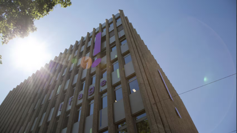 Des pirates menacent la Fondation genevoise, entraînant des risques de sécurité.
