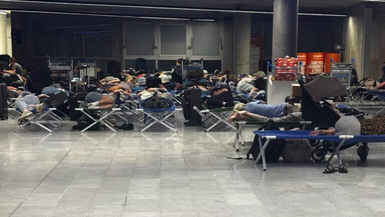 EasyJet : des passagers romands contraints de dormir par terre à Nice après un vol dérouté.