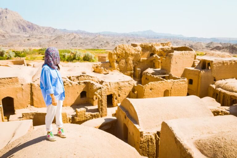 Emma voyage seule en Iran pour exprimer son anticonformisme et découvrir le pays.