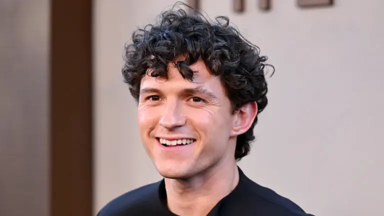 Tom Holland s’engage à maîtriser toutes les danses pour le biopic sur Fred Astaire.