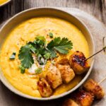 Velouté de carottes coco et brochettes de poulet au miel : une recette de Stéphanie Iguna
