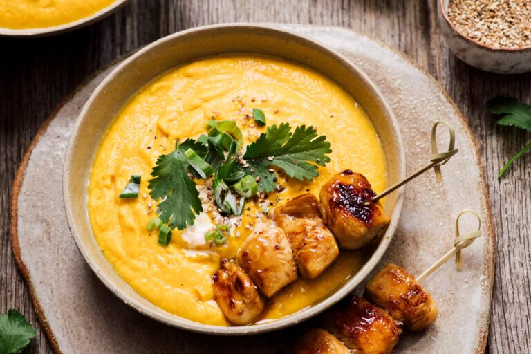 Velouté de carottes coco et brochettes de poulet au miel : une recette de Stéphanie Iguna
