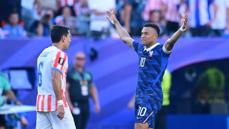 Mbappé marque et qualifie la France pour les huitièmes de finale du Mondial contre le Paraguay.
