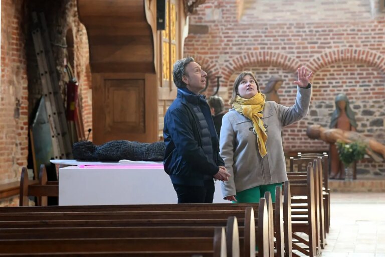 Stéphane Bern et les influenceurs redéfinissent la valorisation du patrimoine culturel en France.