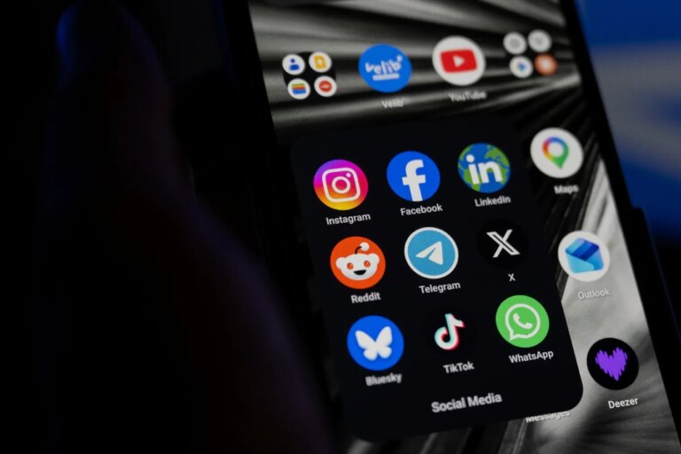 Accord entre députés et sénateurs sur l’interdiction des réseaux sociaux aux moins de 15 ans