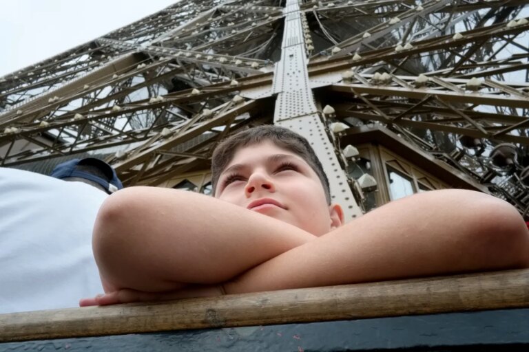 Quatre initiatives gouvernementales pour garantir des vacances accessibles à tous