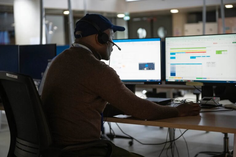 La fatigue des écoutants du 115 à Paris face à l’augmentation des demandes d’aide.