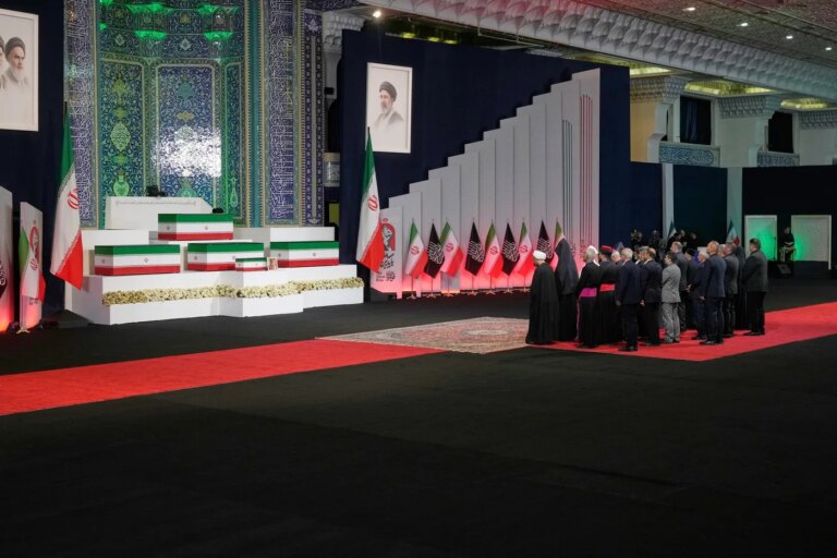 Iran : Funérailles d’Ali Khamenei, les dirigeants affichent leur unité au pouvoir.