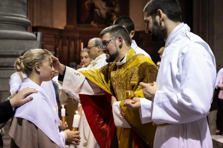 Au Forum des chercheurs de Dieu, des catéchumènes partagent leur soif spirituelle.