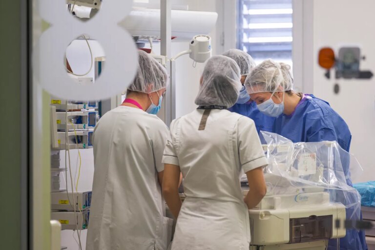 Mortalité périnatale en France : 7 398 décès signalés, une tendance à la hausse annuelle.