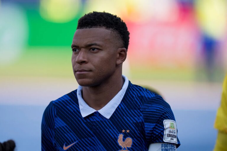 Propos racistes d’une sénatrice paraguayenne : Mbappé critique son comportement inacceptable.