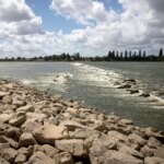 La Loire retrouve son cours naturel grâce à des initiatives écologiques en France.
