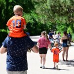 Moins d&rsquo;enfants en France : l&rsquo;Ined souligne un attachement renforcé à la famille.