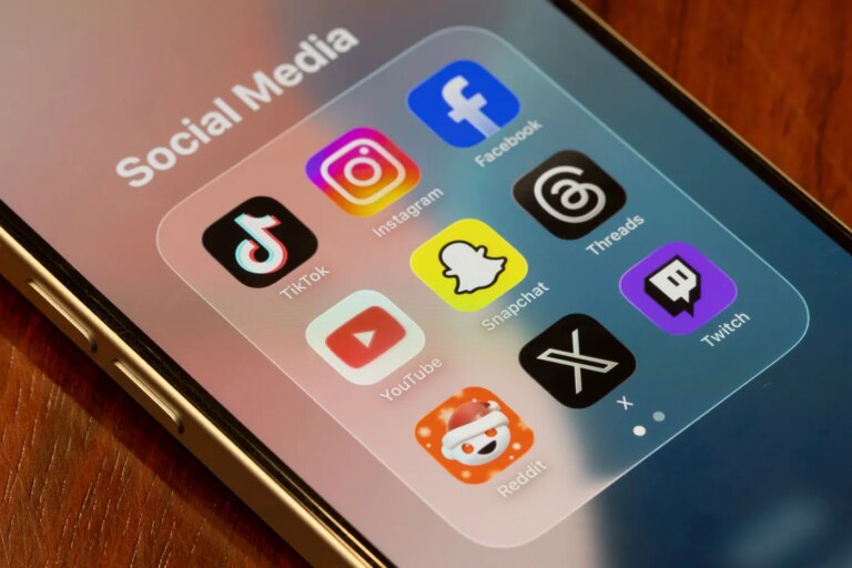 Bruxelles critique la loi française sur l’interdiction des réseaux sociaux avant 15 ans