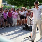 L’art en plein air : un engagement social et politique pour l’accès à la culture.