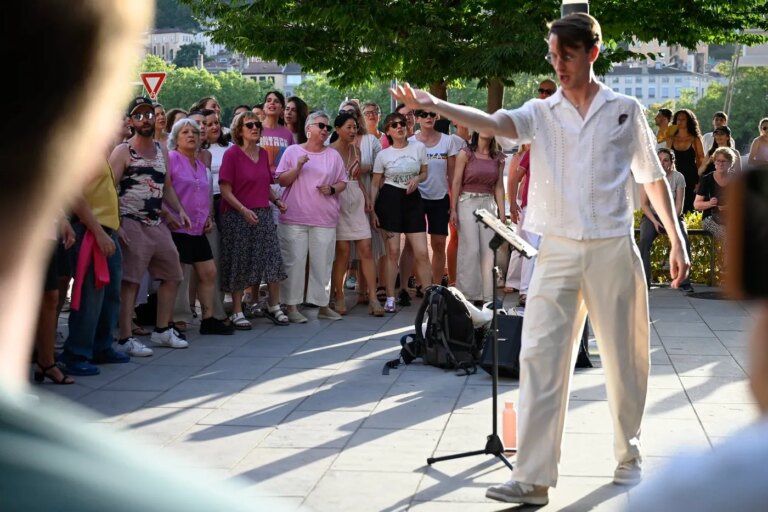 L’art en plein air : un engagement social et politique pour l’accès à la culture.