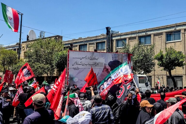 Guerre en Iran : Téhéran attaque des pays du Golfe après l’inhumation de Khamenei.