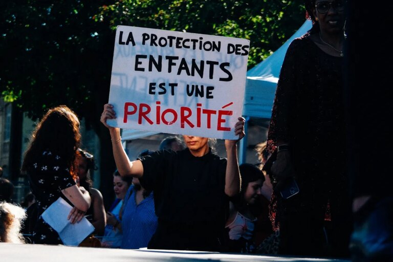 Inceste : les députés critiquent la criminalisation des mères protectrices en France
