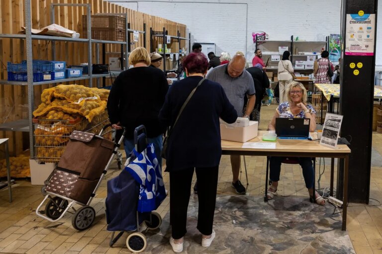 Taux de pauvreté en France maintenu à 15%, un niveau record depuis trois décennies.