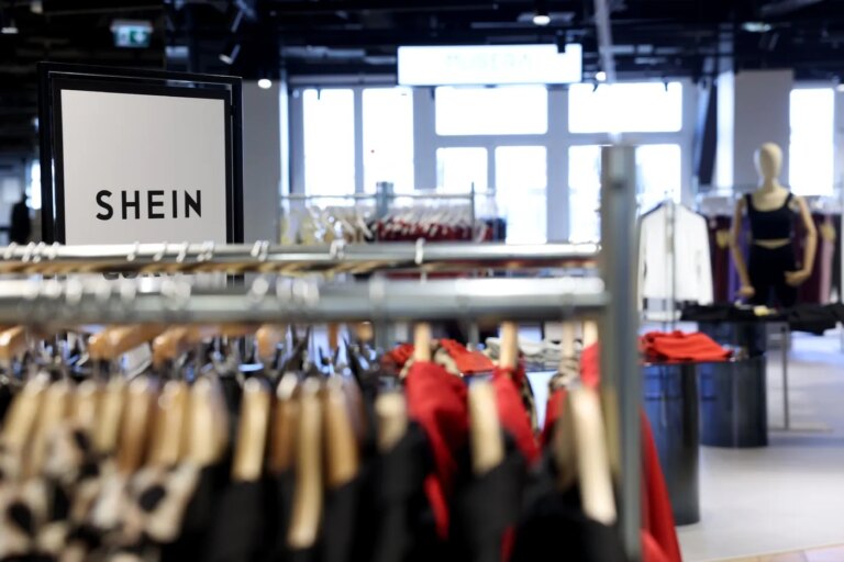 La justice française interdit Shein de vendre des imitations de Lacoste dans l’UE.