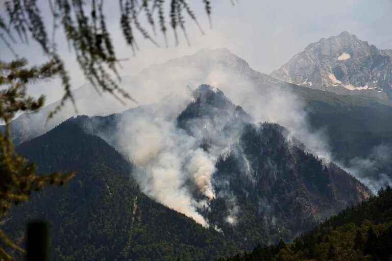 Incendie en Savoie : plus de 5 000 personnes isolées dans deux villages.