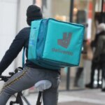 Hausse significative du revenu minimum pour les livreurs à vélo de Uber Eats et Deliveroo.