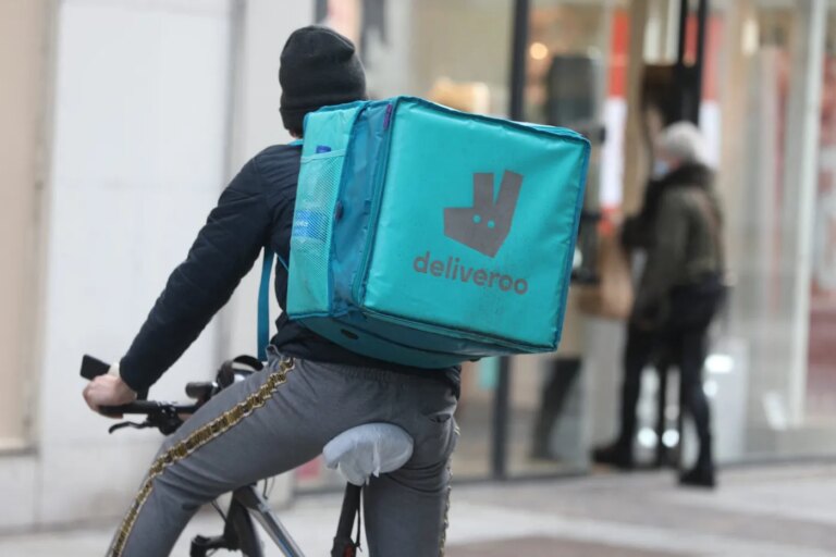 Hausse significative du revenu minimum pour les livreurs à vélo de Uber Eats et Deliveroo.