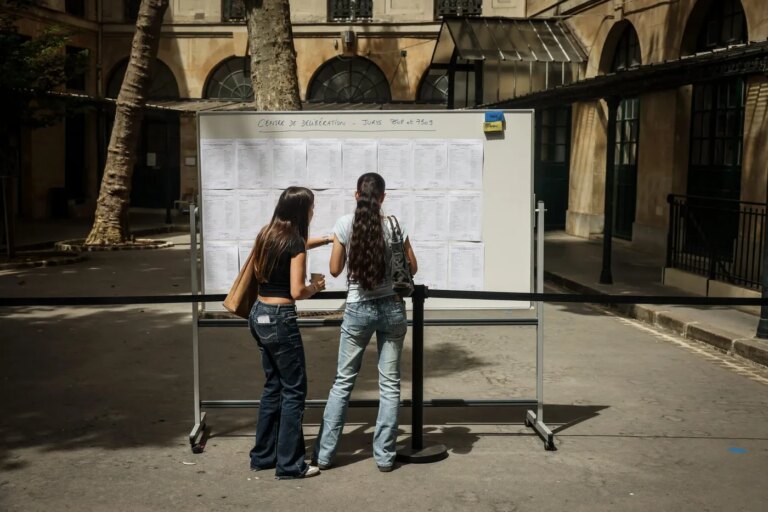 Sans le bac, des jeunes inventent des alternatives d’apprentissage en France.
