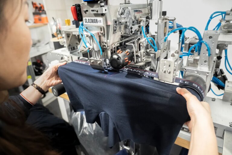 Le Slip français entre en Bourse, marquant un tournant pour le secteur du textile français.