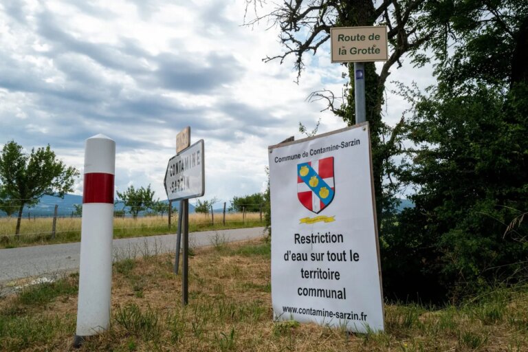 Restrictions d’eau renforcées en France face à la baisse des nappes et ruisseaux à sec.