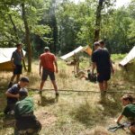 Camps scouts en France adaptent leurs activités face aux canicules et incendies.