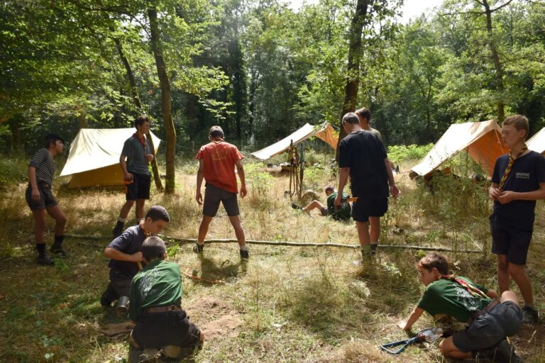 Camps scouts en France adaptent leurs activités face aux canicules et incendies.