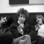 Bob Dylan fusionne poésie et rock dans l’album « Blonde on Blonde » et redéfinit la musique.