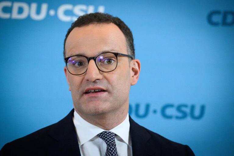 Jens Spahn, chef de la CDU, démissionne après avoir eu recours à une mère porteuse.