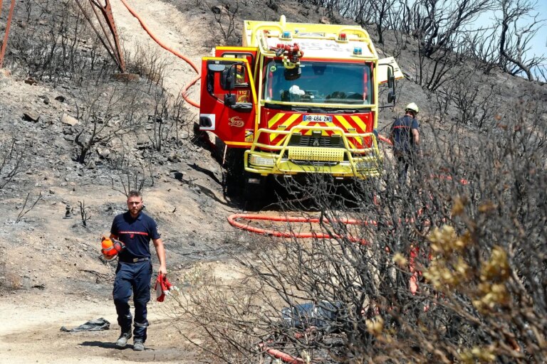 Incendies : 27 départements placés en vigilance orange, feux actifs dans le Var et en Corse