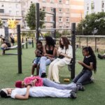 Interdiction des réseaux sociaux : les adolescents envisagent une pétition pour contester la décision.