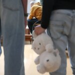 Protection de l’enfance : Macron annonce la création de sept centres de soins en France.